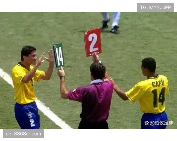 换人次数限制规则详解：为何现代足球允许最多5次换人？