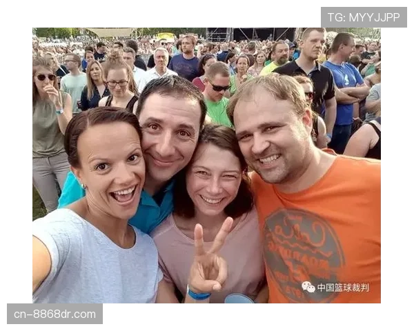 群体冲突中的犯规判罚标准为何常被误解？揭秘裁判判罚细节